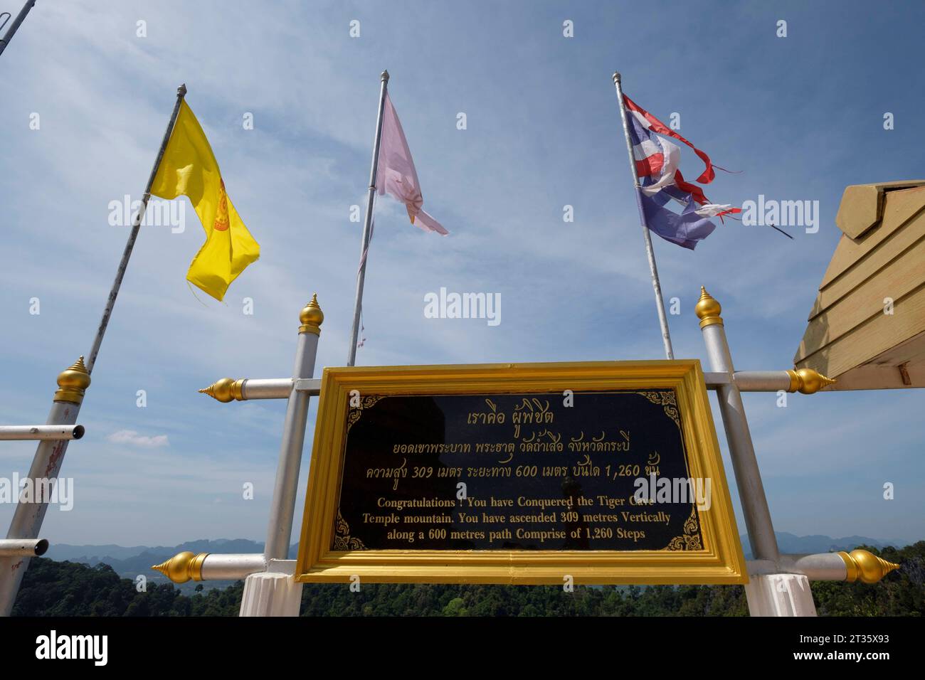 1260 Stufen bis nach oben - Tiger Cave Temple Wat Tham Sua - Krabi - Thaïlande, janvier 2023 *** 1260 étapes vers le haut Tiger Cave Temple Wat Tham Sua Krabi Thaïlande, janvier 2023 crédit : Imago/Alamy Live News Banque D'Images