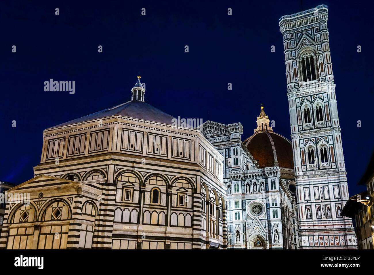 Une vue nocturne du baptistère de Florence, construit en 1059. Il se trouve à côté du Duomo (cathédrale) et du campanile de Giotto (clocher), terminé en 1359 Banque D'Images