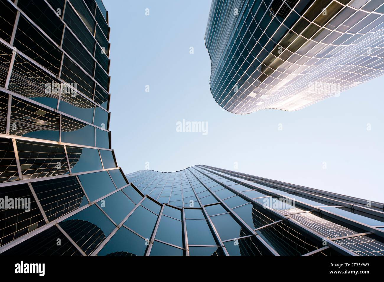 Espagne, Catalogne, Barcelone, directement en dessous vue de gratte-ciel en verre moderne Banque D'Images