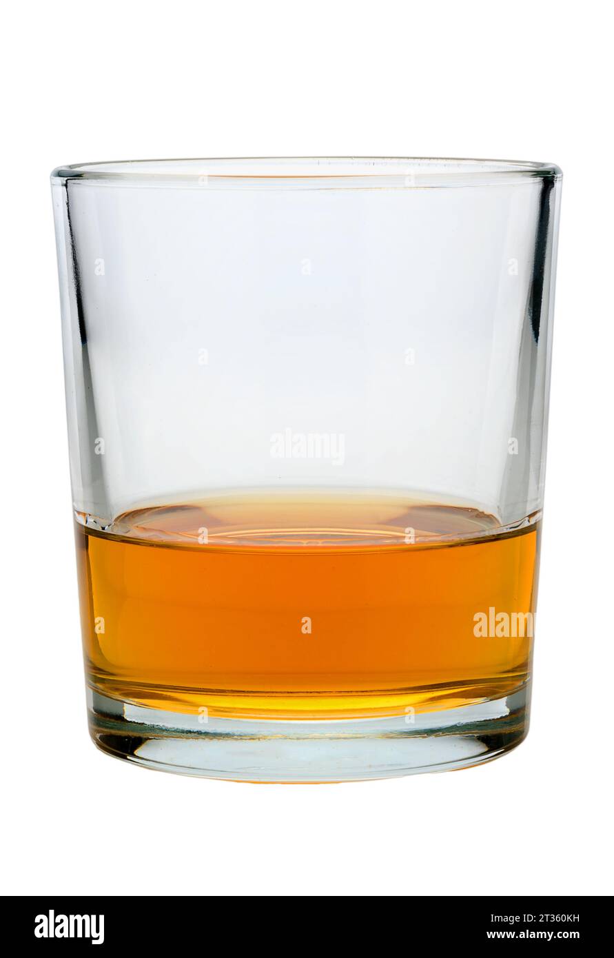 Verre de whisky ou whisky ou bourbon Kentucky isolé sur blanc avec chemin de détourage Banque D'Images