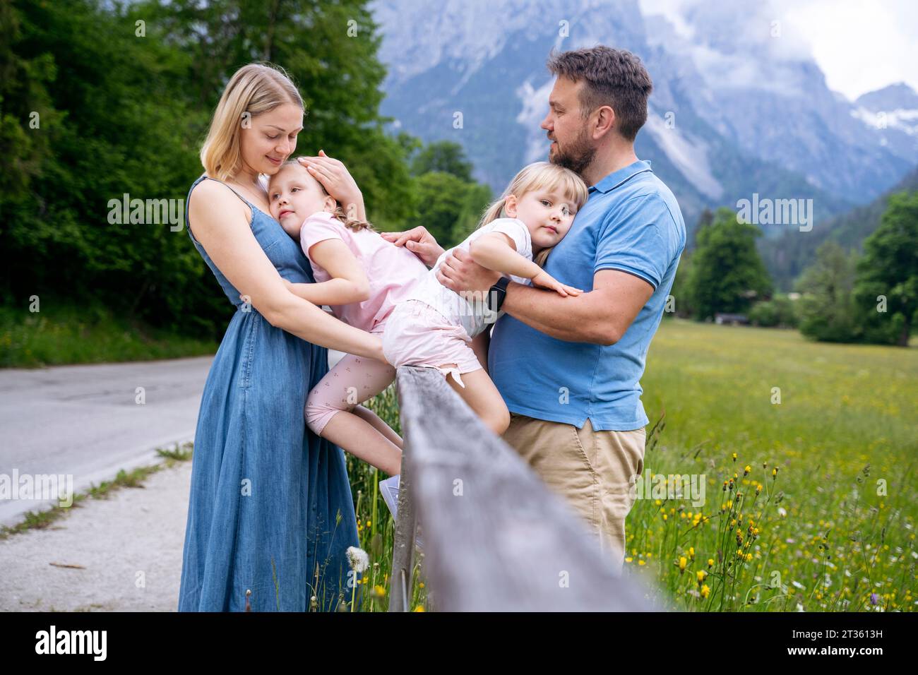 Parents avec des filles assis sur la rampe Banque D'Images