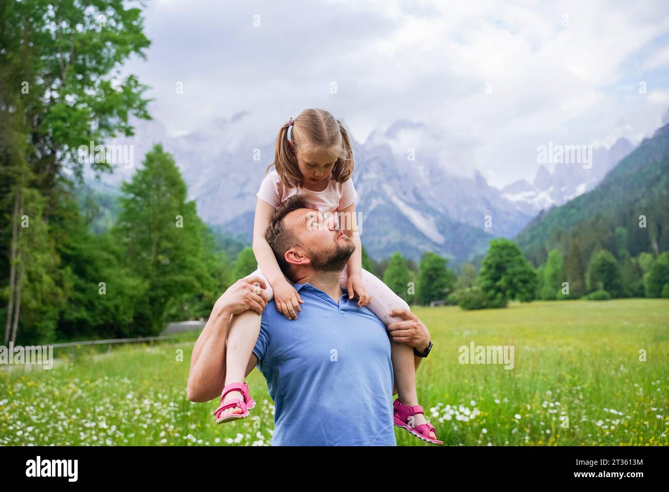 Père jouant avec sa fille assise sur les épaules Banque D'Images