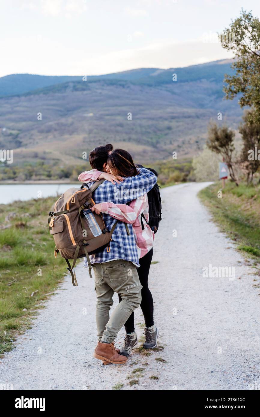 Couple s'embrassant debout sur le sentier Banque D'Images