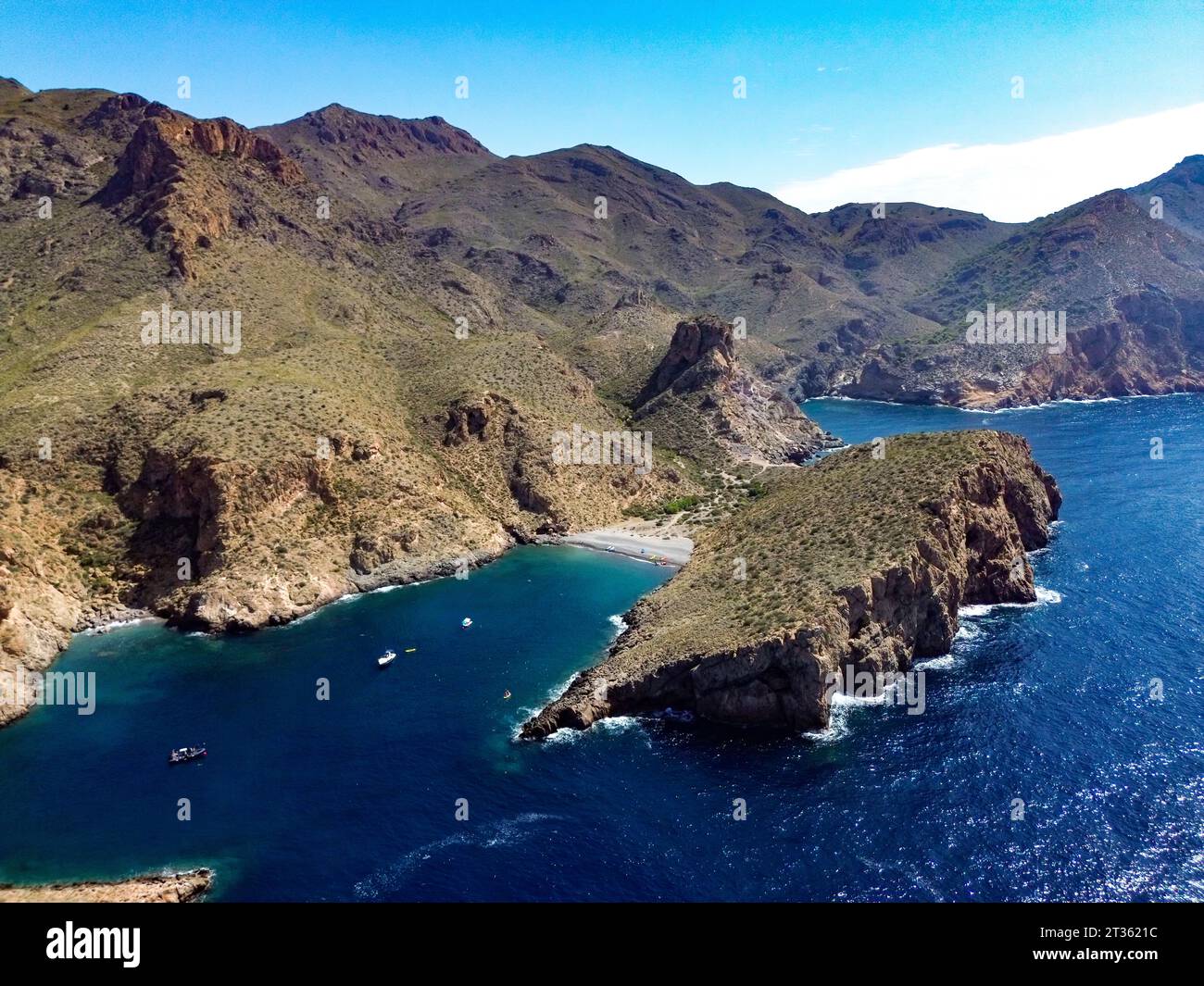 Vue aérienne d'une plage isolée entourée de falaises côtières Banque D'Images