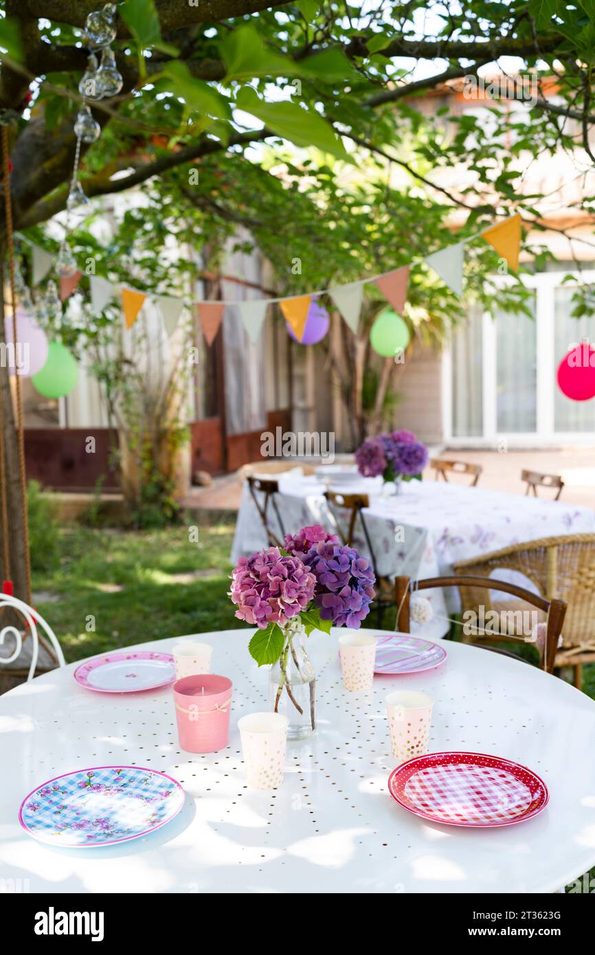 Table décorée pour l'événement d'anniversaire dans le jardin Banque D'Images