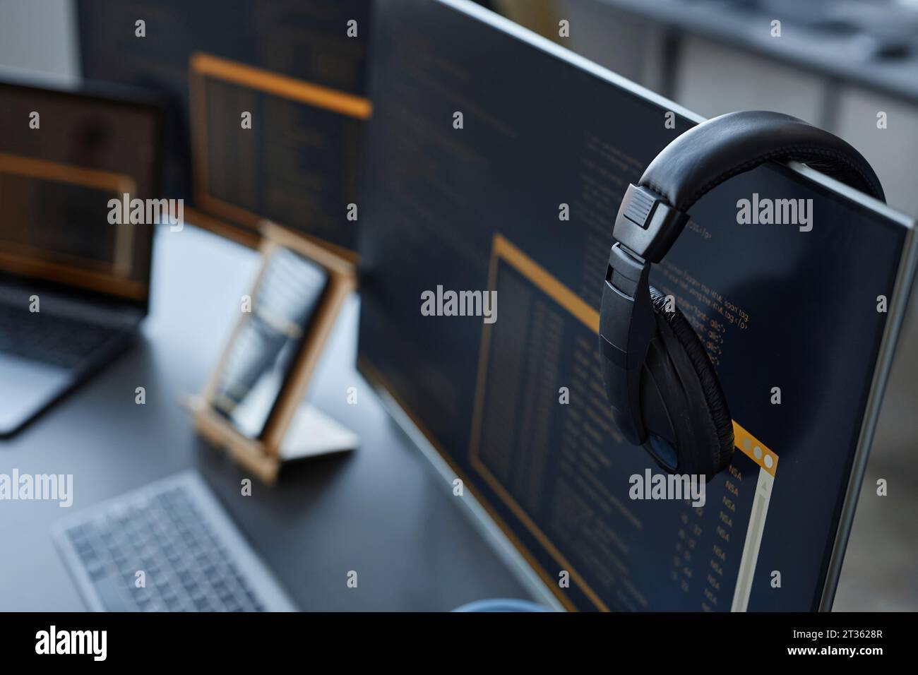 PC de bureau avec casque sans fil au bureau Banque D'Images