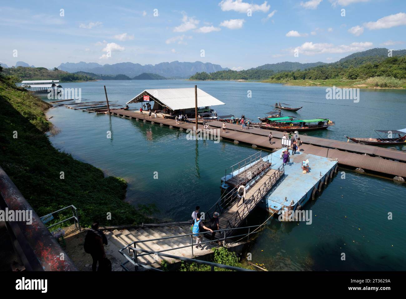 Bootspier am Chiao-LAN-See - Khao Sok Nationalpark - Thailand, Dezember 2022 *** embarcadère au lac Chiao LAN Khao Sok National Park Thailand, December 2022 Credit : Imago/Alamy Live News Banque D'Images