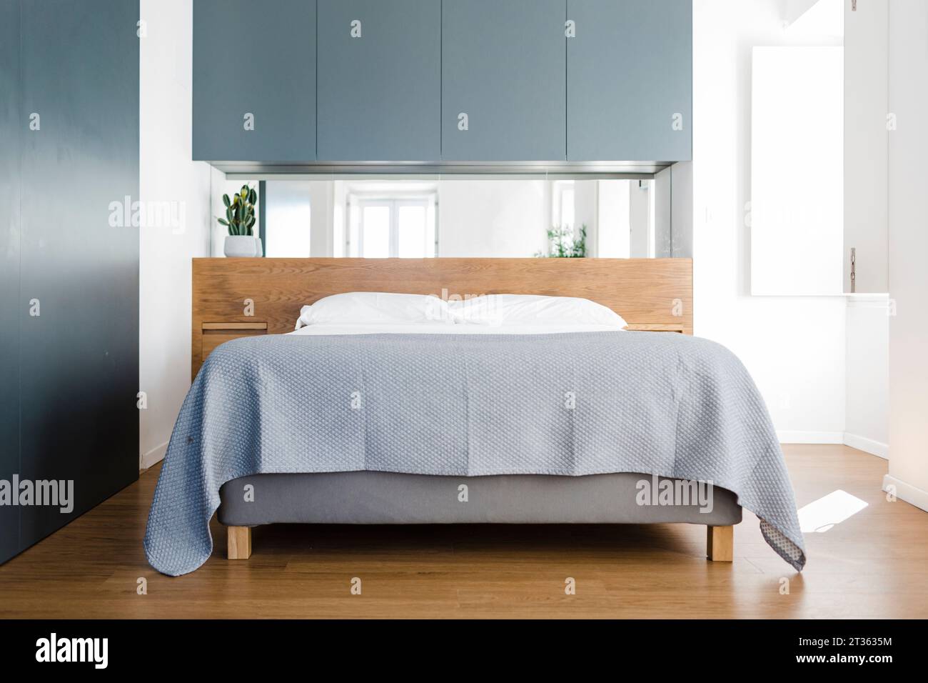 Chambre moderne avec lit dans l'appartement Banque D'Images