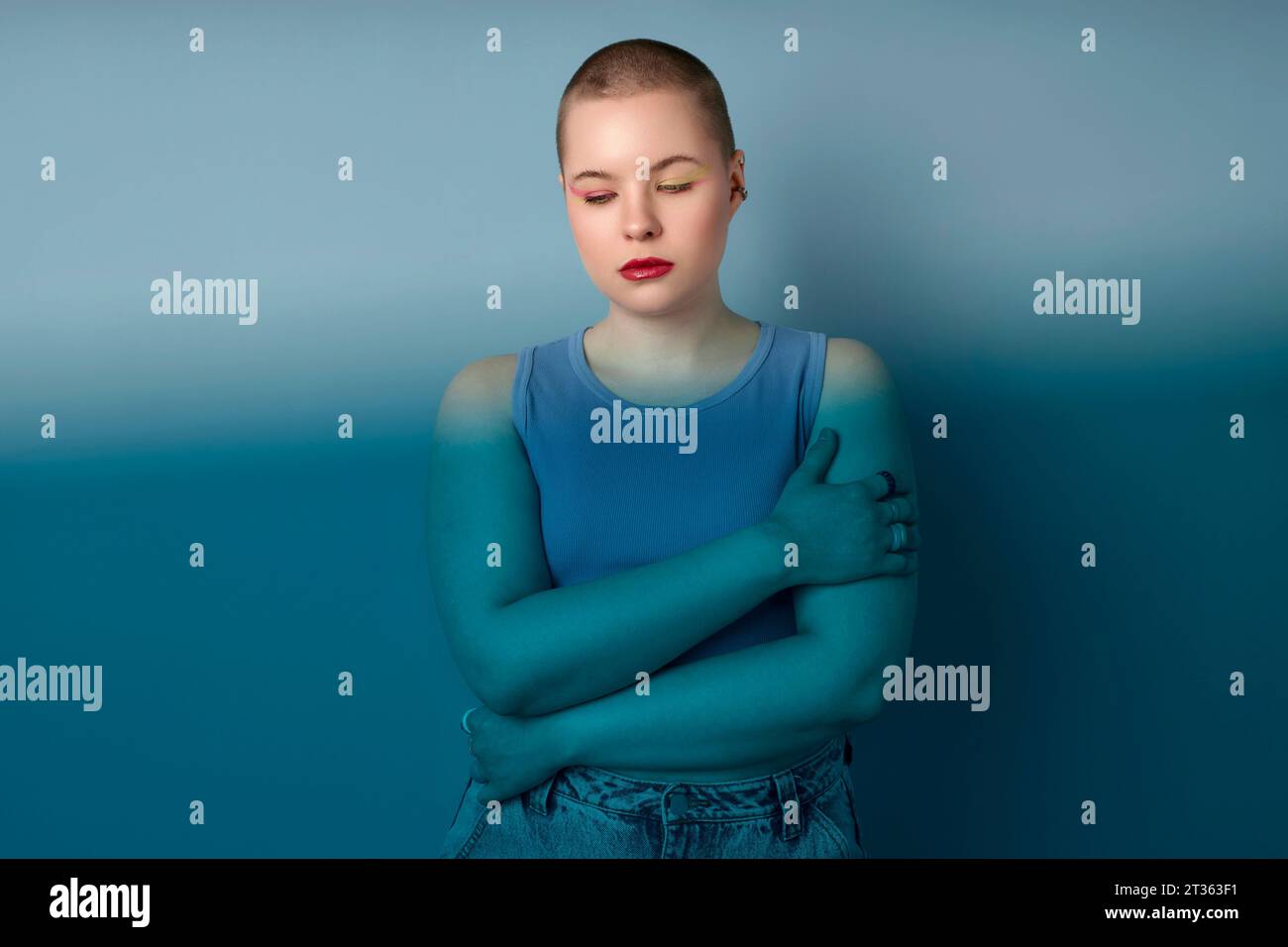 Femme debout au milieu d'un éclairage bleu Banque D'Images