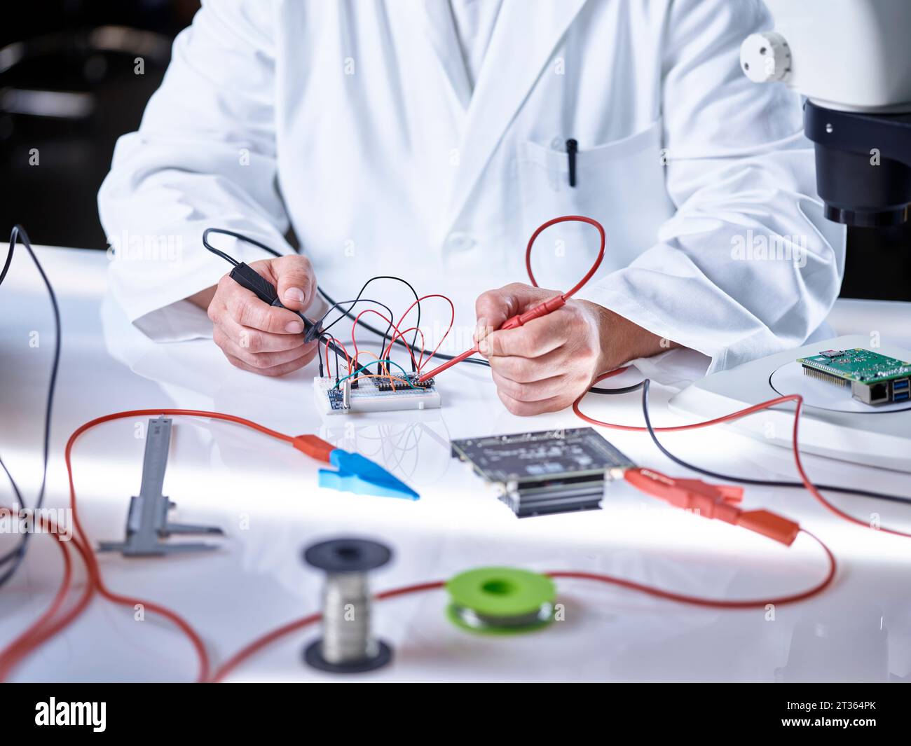 Mains de scientifique travaillant sur la carte de circuit imprimé Banque D'Images