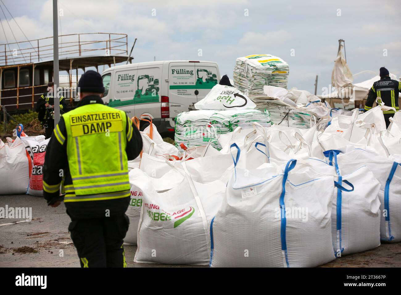 Damp, Allemagne. 22 octobre 2023. Les Big Packs remplis de sable sont prêts pour le transport vers un site d'opération à une digue brisée. La digue près de l'humidité a été percée sur une longueur d'environ 30 mètres lors de la dernière onde de tempête sévère sur la mer Baltique. Crédit : Bodo Marks/dpa/Alamy Live News Banque D'Images