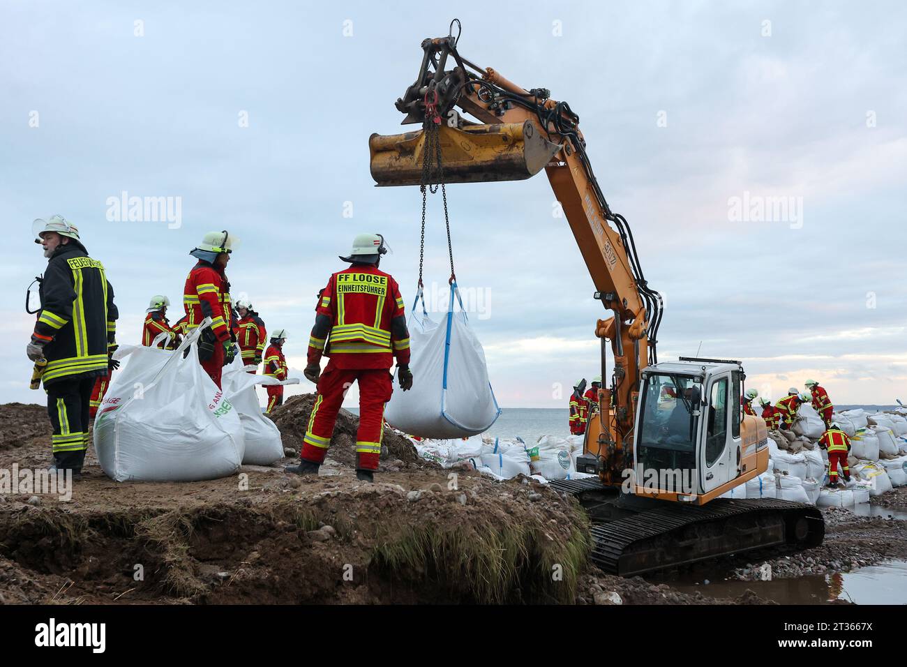 Damp, Allemagne. 22 octobre 2023. Les forces d'urgence sécurisent une digue brisée avec des sacs de sable et de soi-disant gros paquets remplis de sable. La digue près de l'humidité a été percée sur une longueur d'environ 30 mètres lors de la dernière onde de tempête sévère sur la mer Baltique. Crédit : Bodo Marks/dpa/Alamy Live News Banque D'Images