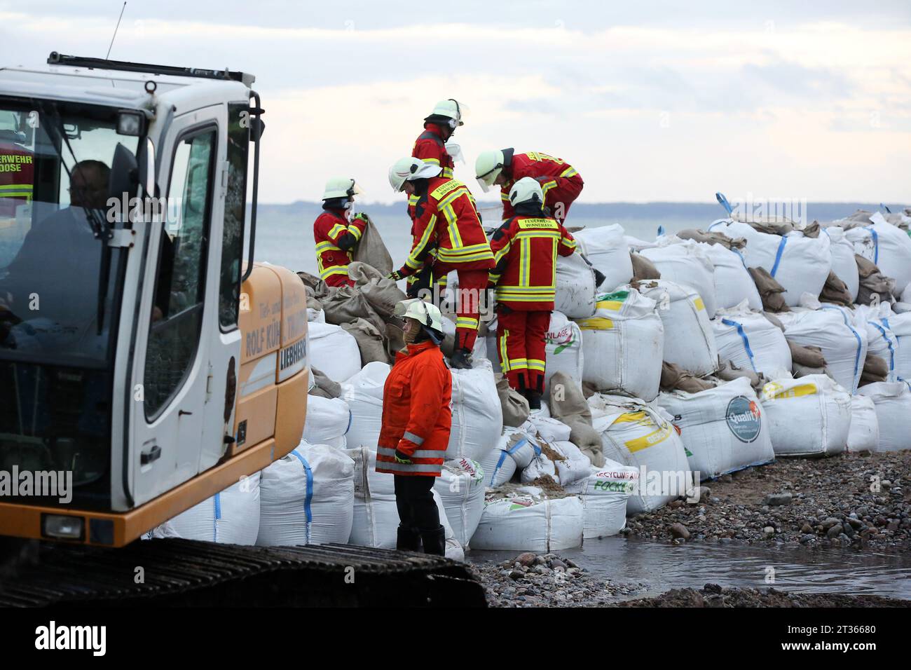 Damp, Allemagne. 22 octobre 2023. Les forces d'urgence sécurisent une digue brisée avec des sacs de sable et de soi-disant gros paquets remplis de sable. La digue près de l'humidité a été percée sur une longueur d'environ 30 mètres lors de la dernière onde de tempête sévère sur la mer Baltique. Crédit : Bodo Marks/dpa/Alamy Live News Banque D'Images