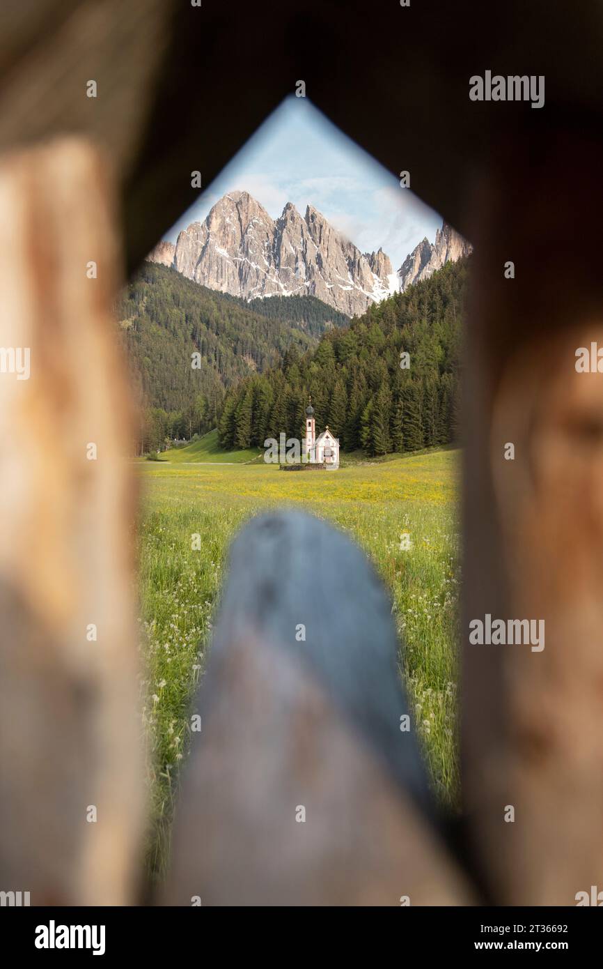 Vue sur l'église devant les montagnes et la forêt de pins Banque D'Images