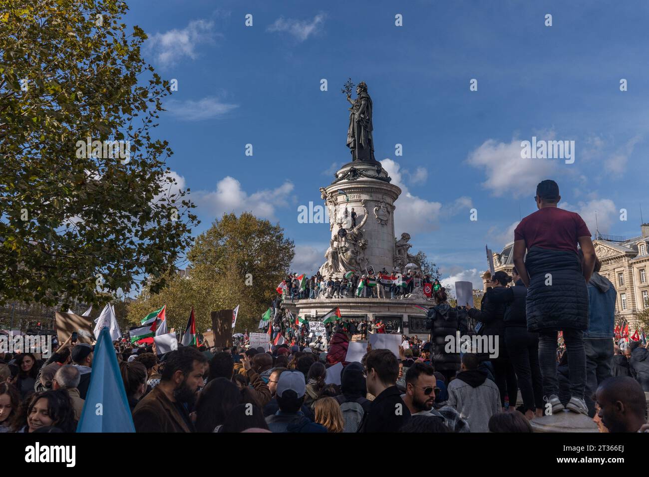 Paris, France. 23 octobre 2023. Manifestants en soutien à la Palestine sur la place de la République, à Paris, France, le dimanche 22 octobre, 2023. la France abrite à la fois les plus grandes communautés juives et musulmanes d ' Europe. la France ressent les tensions de la guerre entre Israël et le Hamas comme aucun autre pays du continent. Photo de Nathan Laine/ABACAPRESS.COM crédit : Abaca Press/Alamy Live News Banque D'Images