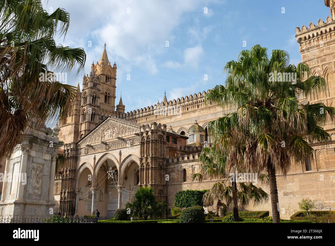 Palerme, Sicile, 2016. Aménagée pour Noël, la façade sud de la cathédrale (alias Duomo), dédiée à l’Assomption de la Vierge Marie Banque D'Images