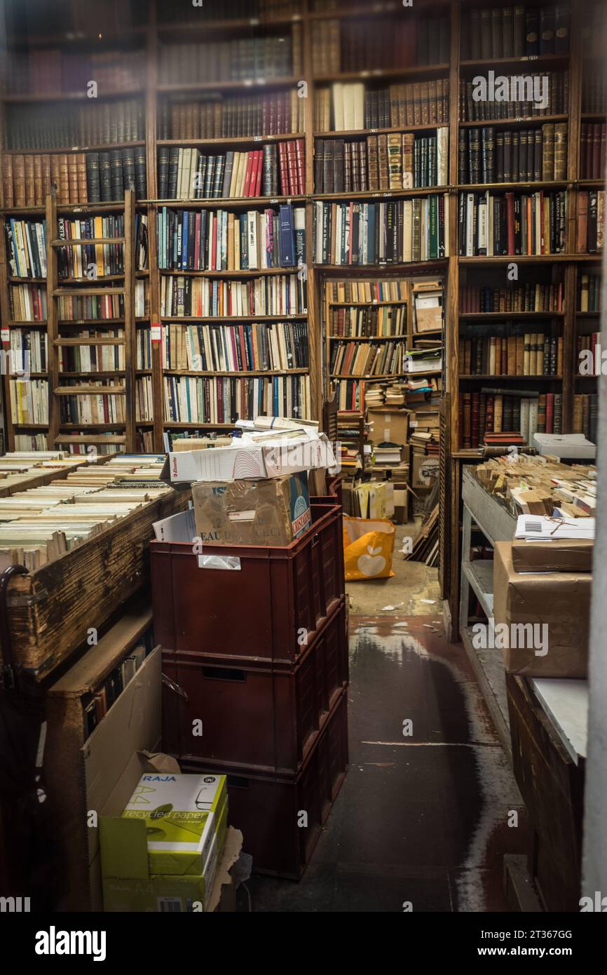 LIBRAIRIE DE PARIS - LIBRAIRE - VITRINE DE PARIS - LIVRES VINTAGE © FRÉDÉRIC BEAUMONT Banque D'Images