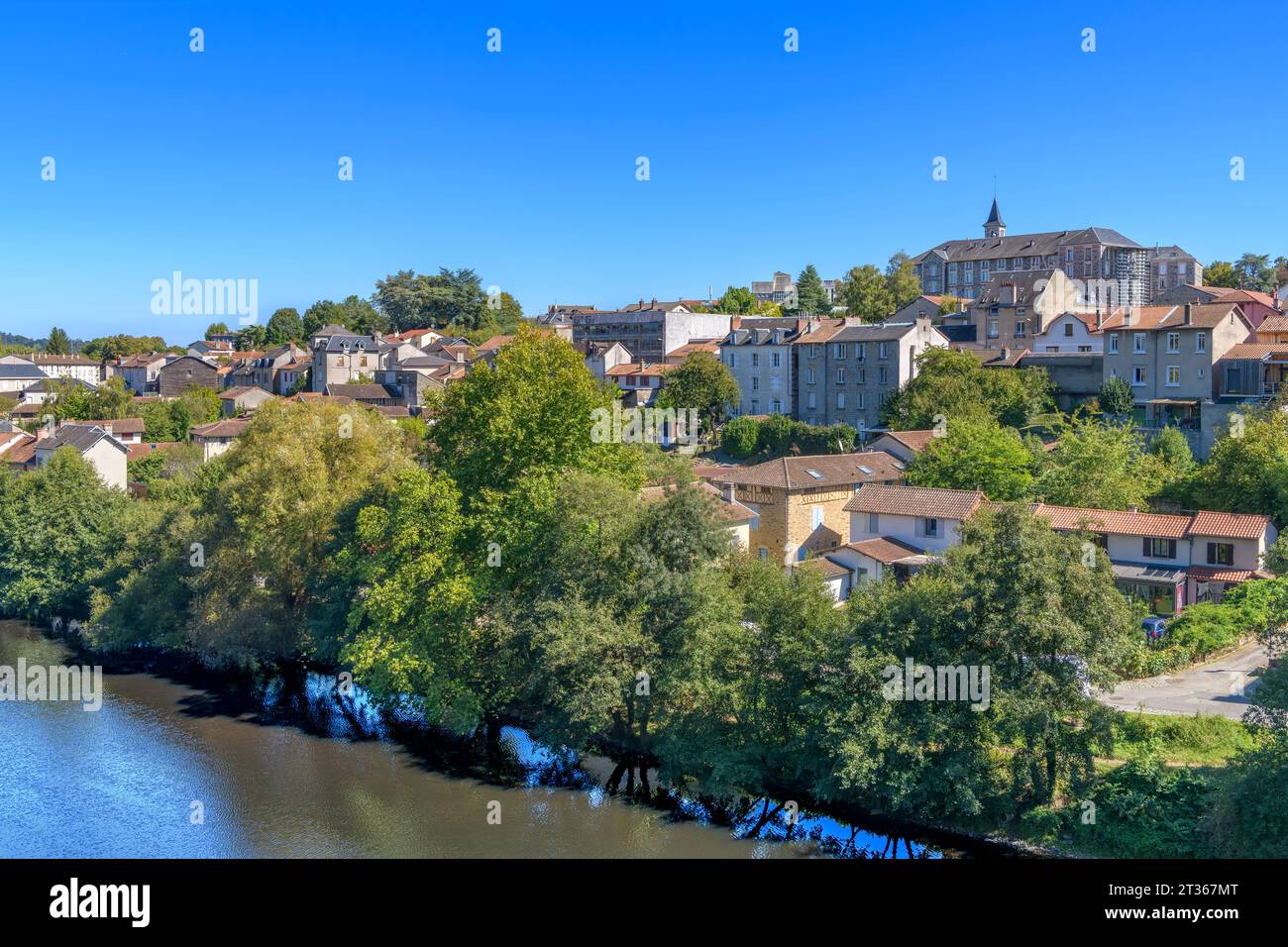 La vue est du pont neuf à Limoges France. Avec de jolis gîtes le long de la rivière Vienne et la tour de la Maison Diocésaine au loin. Banque D'Images