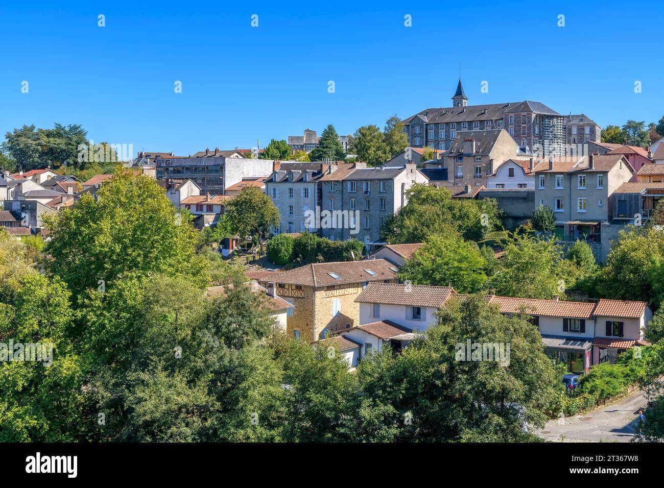 La vue est du pont neuf à Limoges France. Avec de jolis gîtes le long de la rivière Vienne et la tour de la Maison Diocésaine au loin. Banque D'Images