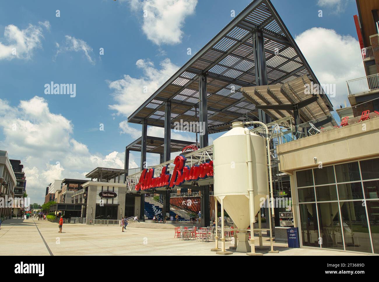 Atlanta, GA, USA : 12 juin 2021 - une entrée au Truist Stadium à Atlanta, Géorgie. Le stade est un stade de base-ball et le terrain de la Major League Basebal Banque D'Images