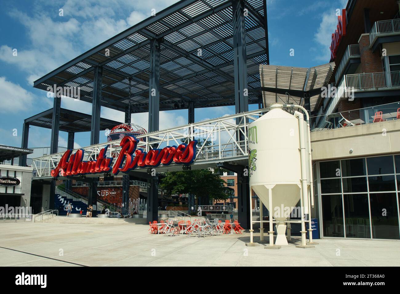 Atlanta, GA, USA : 12 juin 2021 - une entrée au Truist Stadium à Atlanta, Géorgie. Le stade est un stade de base-ball et le terrain de la Major League Basebal Banque D'Images