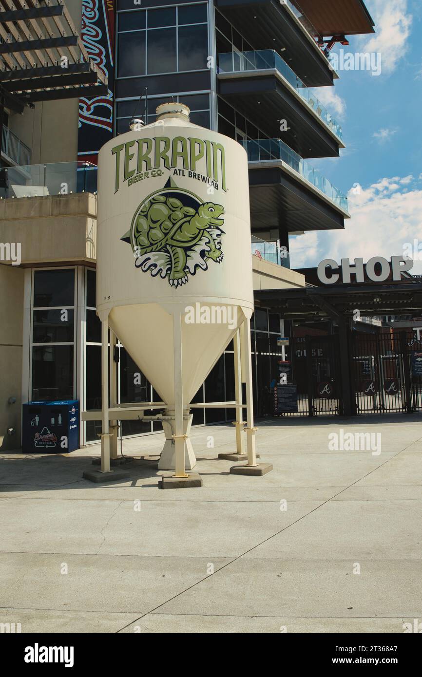 Atlanta, GA, États-Unis : 12 juin 2021- restaurants et lieux de divertissement à The Battery, qui abrite le parc Truist à Atlanta, GA Banque D'Images