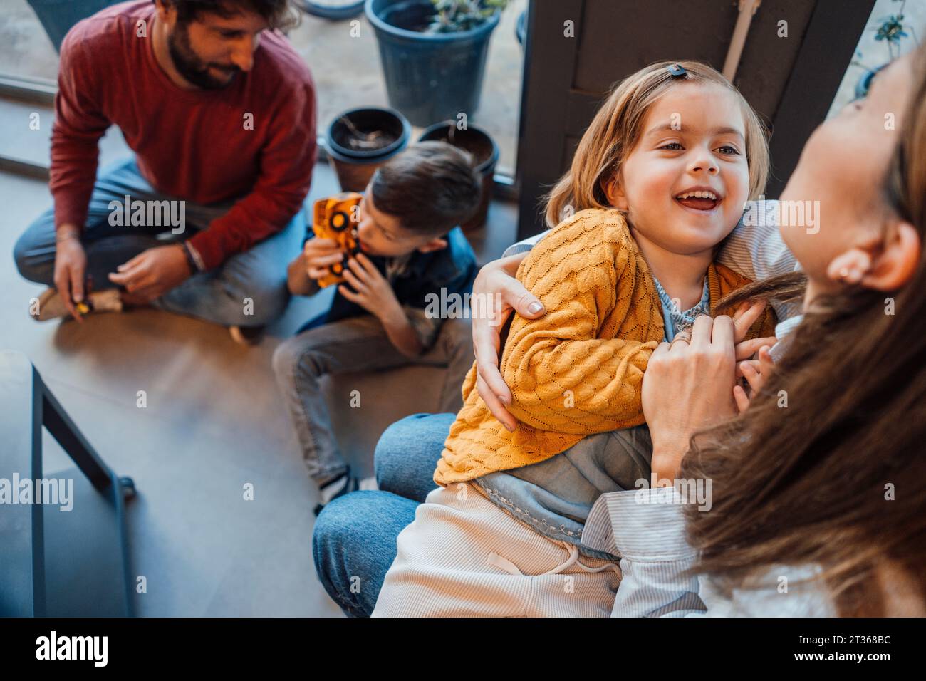 Les parents jouer avec les enfants à la maison Banque D'Images