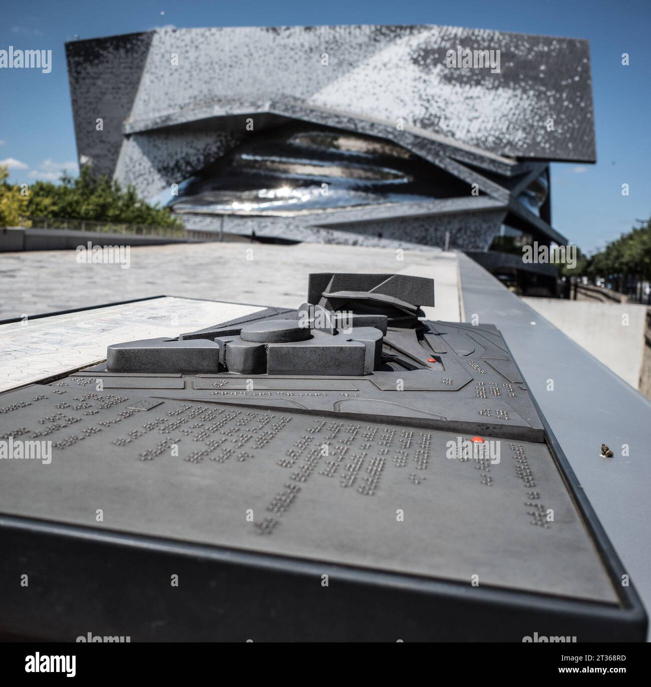 PARIS PHILARMONIE MAQUETTE PLACÉE DEVANT LE BÂTIMENT - PARIS ARCHITECTURE - MUSIQUE CLASSIQUE © PHOTOGRAPHIE : FREDERIC BEAUMONT Banque D'Images