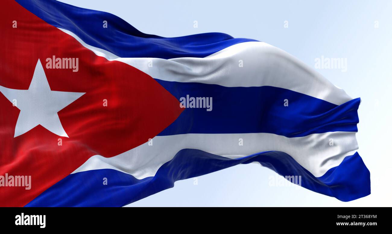 Gros plan du drapeau national de Cuba brandissant par temps clair. Cinq bandes bleues et blanches, un triangle rouge au palan avec une étoile blanche. Compte latino-américain Banque D'Images