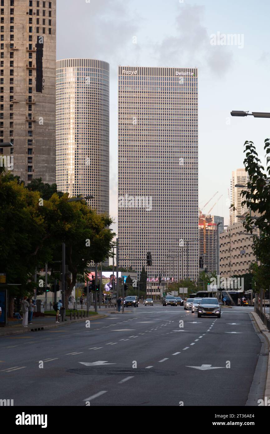 Tel Aviv, Israël - 19 octobre 2023 - façade extérieure moderne du bâtiment Azrieli Sarona sur la rue Kaplan à tel Aviv, Israël. Banque D'Images