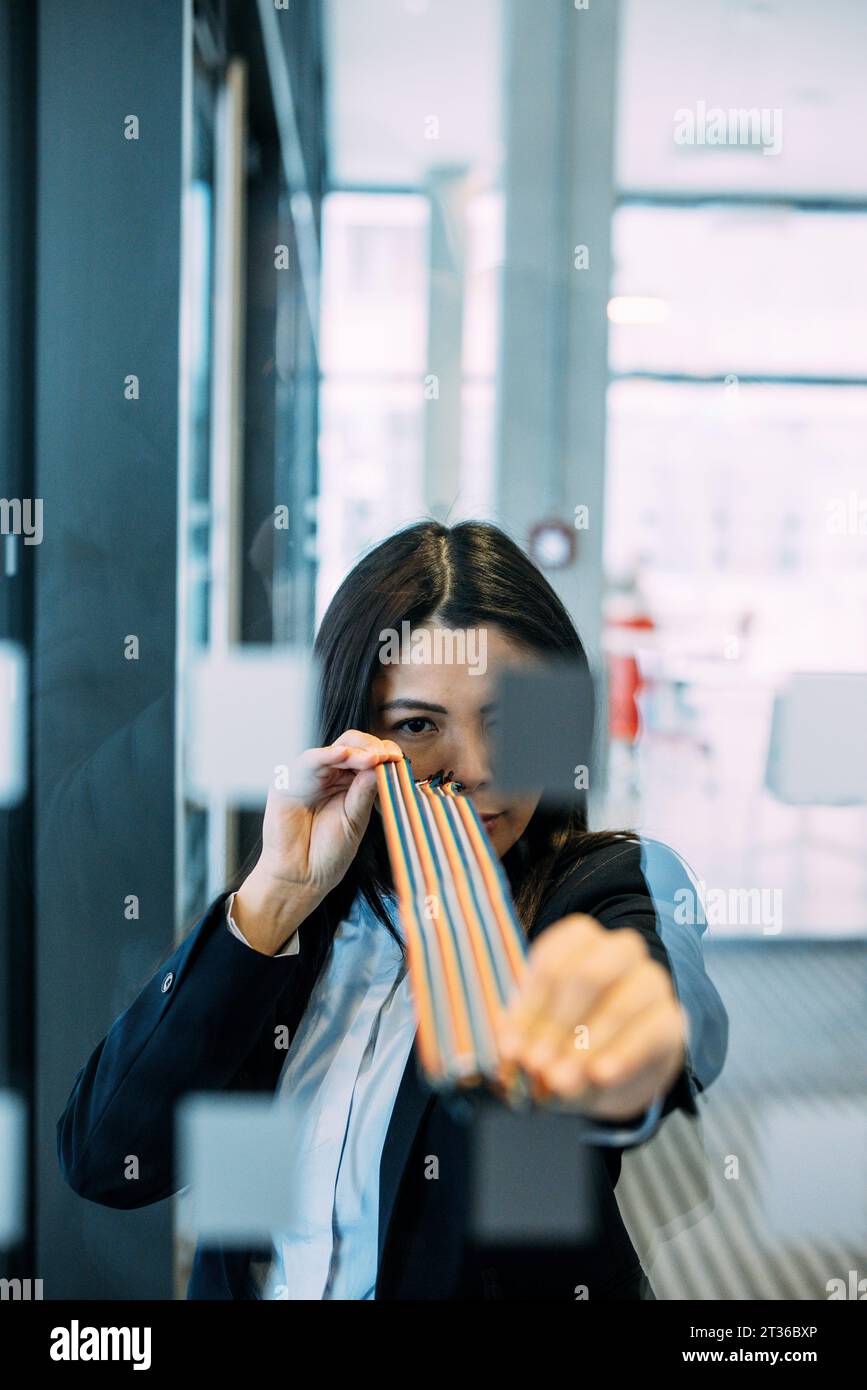 Ingénieur avec câble d'ordinateur dans le bureau Banque D'Images