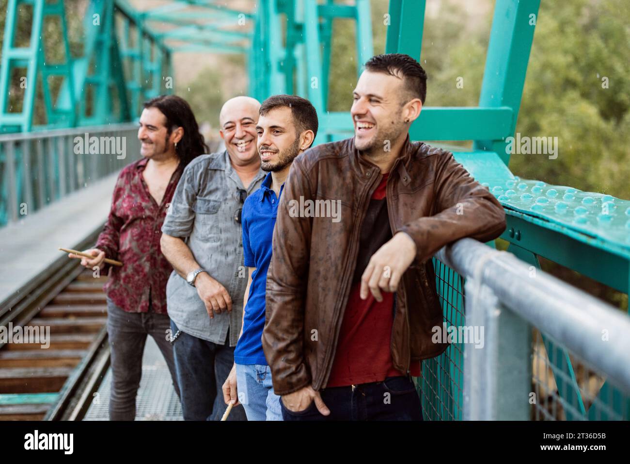 Heureux amis sur le pont ferroviaire Banque D'Images