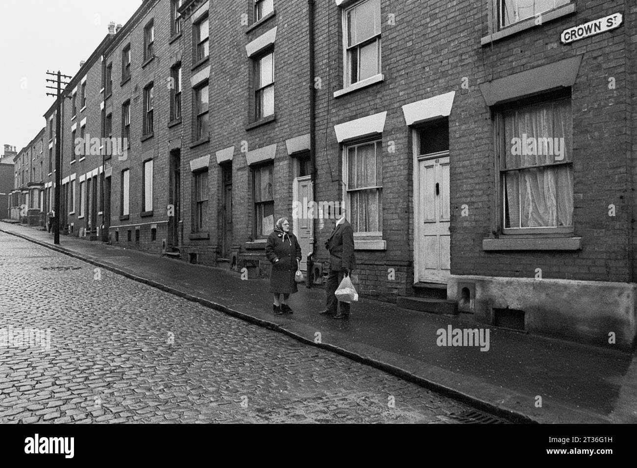 Une dame âgée et un gentleman parlent dans la rue à l'extérieur du 41 Crown Street. Photo prise lors de la démolition de St ann's entre 1969-1972, Nottingham Banque D'Images