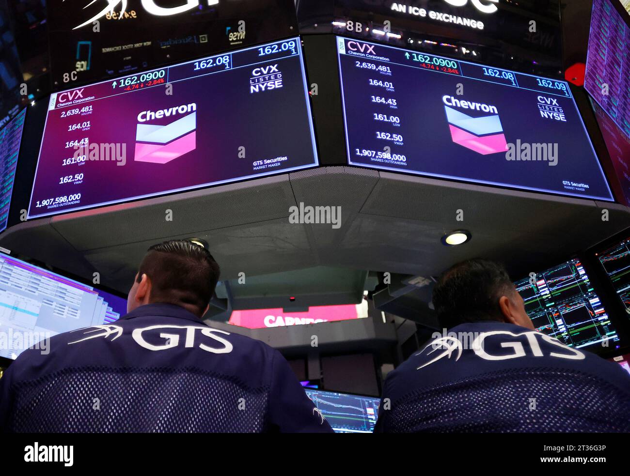 New York, États-Unis. 03 janvier 2023. Les logos des marques Hess et Chevron sont affichés sur le plancher du NYSE après que Chevron a annoncé plus tôt dans la journée qu'elle a accepté d'acheter son concurrent Hess dans un accord de consolidation de l'industrie pétrolière à la Bourse de New York sur Wall Street à New York City lundi, 23 octobre 2023. Chevron a déclaré qu'elle avait accepté d'acquérir Hess dans le cadre d'une transaction entièrement boursière évaluée à 53 milliards de dollars. Photo de John Angelillo/UPI crédit : UPI/Alamy Live News Banque D'Images