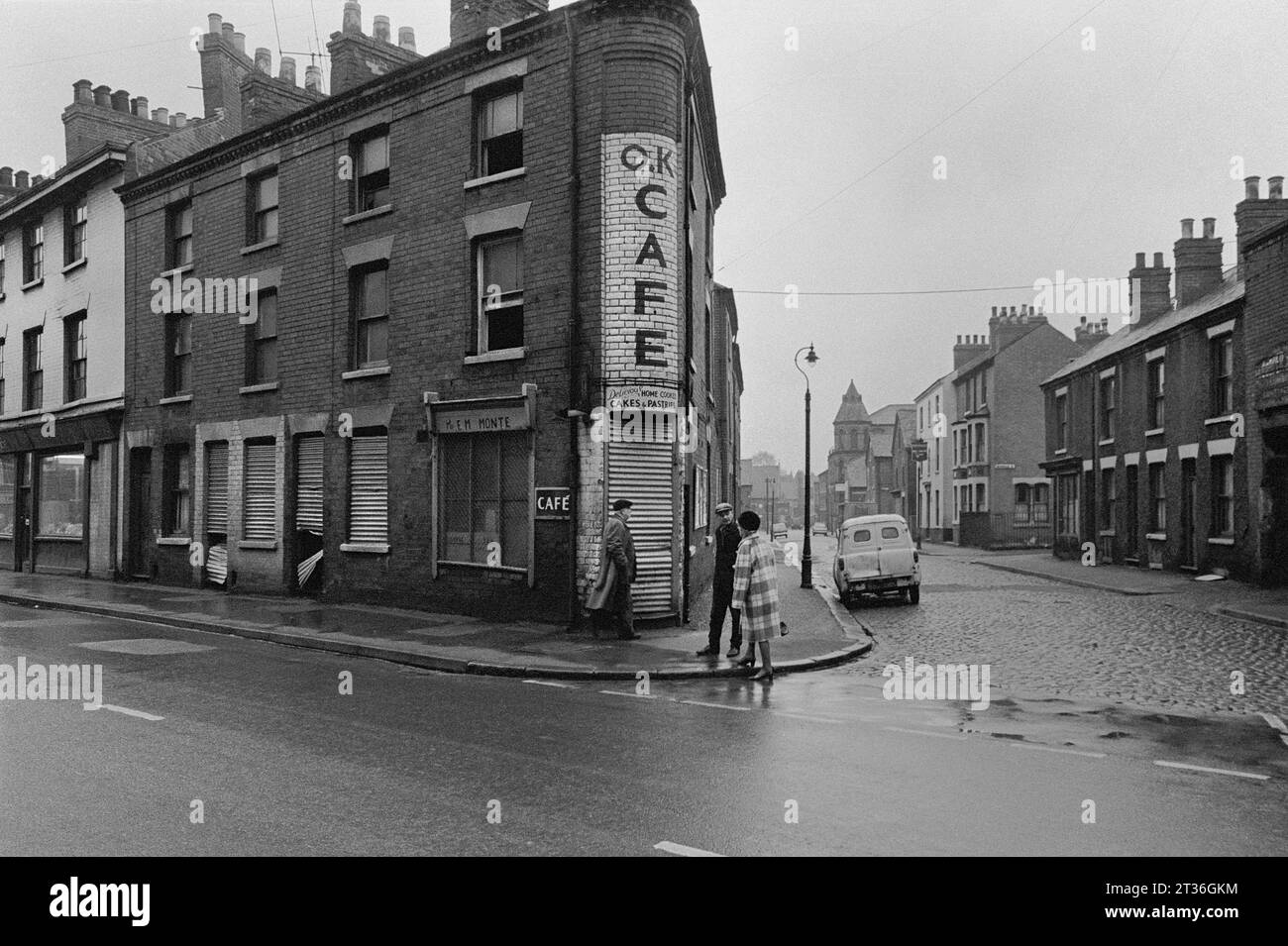 Homme et femme parlant au coin de Alfred Street South et Hawkridge Street pendant le nettoyage des bidonvilles et la démolition de St ann's, Nottiingham. 1969-72 Banque D'Images