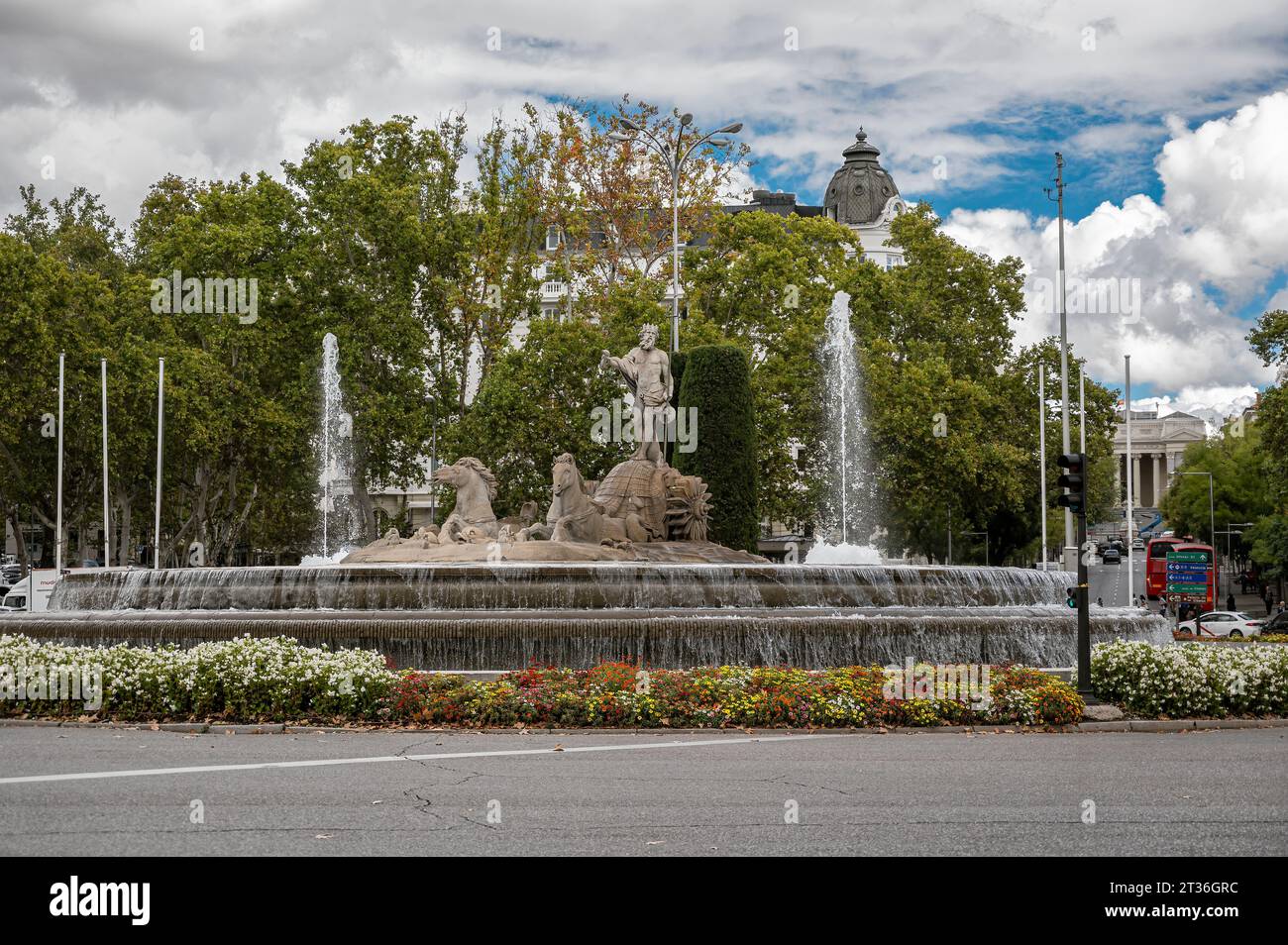 Plaza de Neptuno à Madrid, avec une statue du dieu de la mythologie romaine, alias Poséidon dans la mythologie grecque, lieu où les fans de l'Atlético de Madrid célèbrent Banque D'Images