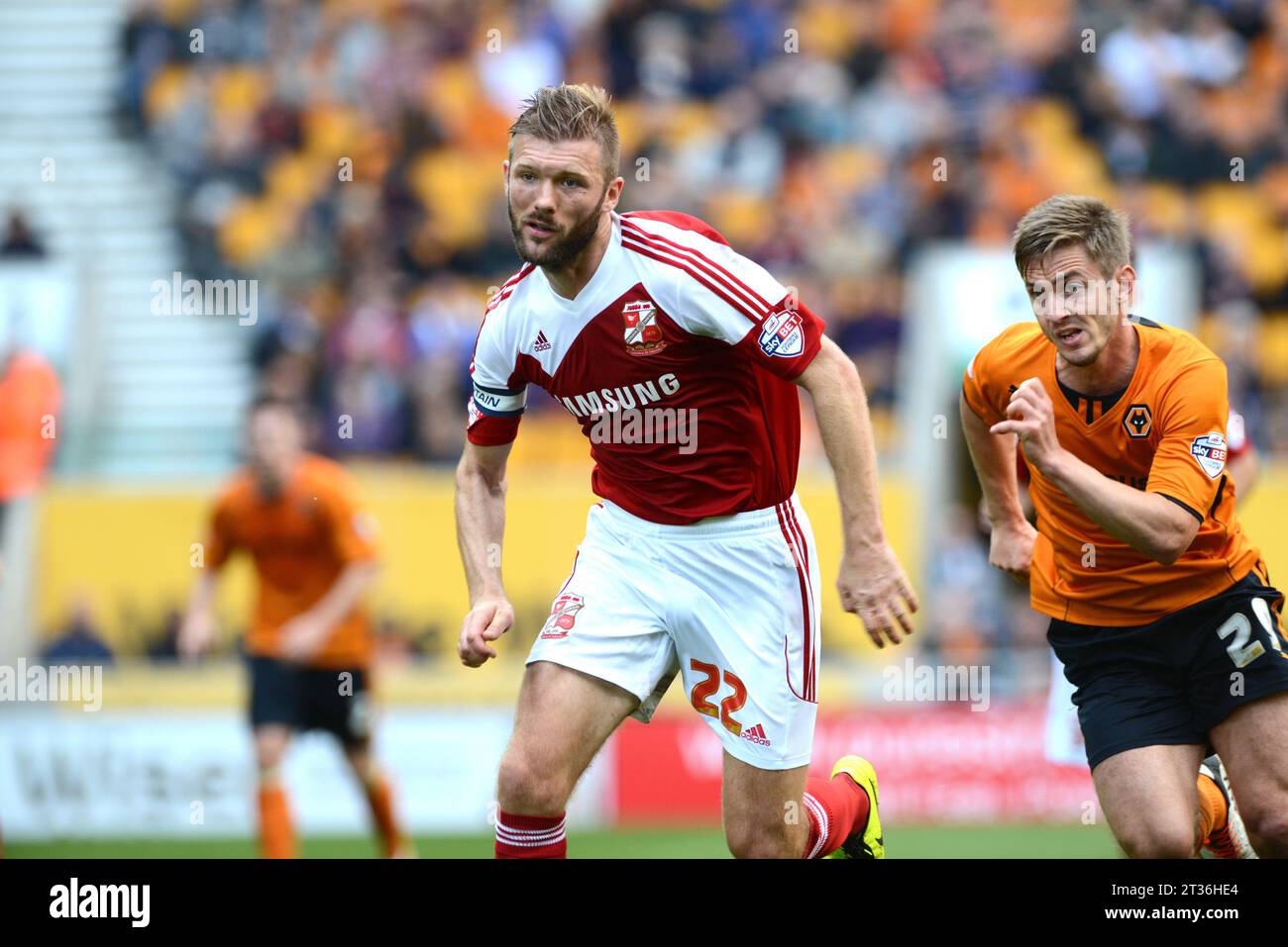 Darren Ward de Swindon Town et Kevin Doyle de Wolverhampton Wanderers. Sky Bet football League One - Wolverhampton Wanderers v Swindon Town 14/09/2013 Banque D'Images