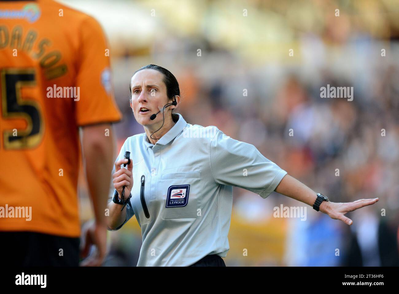 Arbitre suppléant Amy Fearn après avoir succédé à son collègue blessé l'arbitre Gary Sutton Sky Bet football League One - Wolverhampton Wanderers v Swindon Town 14/09/2013 Banque D'Images