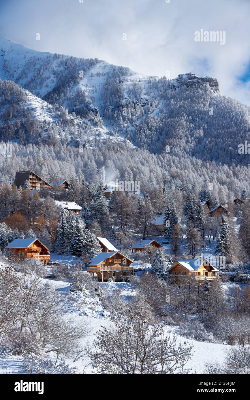 Chalets en bois de la station de ski de Chaillol dans le Parc National des Ecrins (région du Champsaur). Pistes enneigées dans les Hautes-Alpes (Alpes), France Banque D'Images
