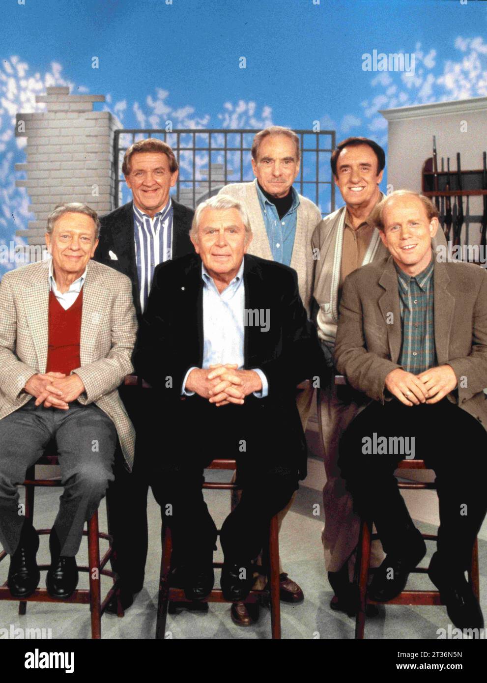 10 février 1993, Hollywood, Californie, États-Unis : la réunion de l'émission ANDY GRIFFITH a été diffusée sur CBS Television Network. Andy Griffith a été l'une des séries les plus aimées et les plus réussies avec GEORGE LINDSEY ('' Goober'), JACK DODSON (''HOWARD'), JIM NABORS )''Gomer'), assis (de gauche à droite), DON KNOTTS (''Barney'), ANDY GRIFFITH (''Andy'), RON HOWARD ('). (Image de crédit : © Keystone USA/ZUMA Press Wire) USAGE ÉDITORIAL SEULEMENT! Non destiné à UN USAGE commercial ! Banque D'Images