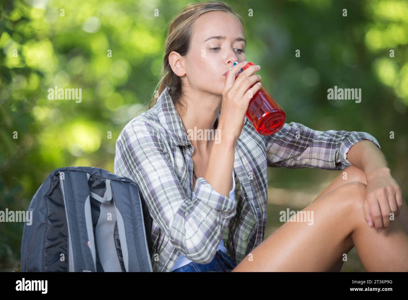jeune aventurière faisant une pause pour boire de l'eau Banque D'Images