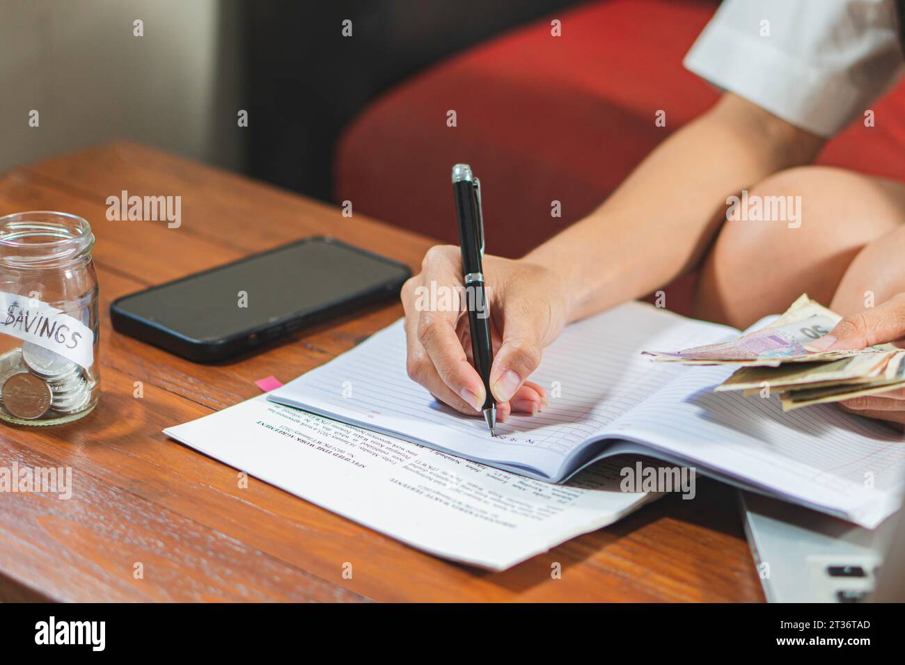 Jeune femme vérifiant les factures, les impôts, le solde du compte bancaire et calculant les dépenses de carte de crédit Banque D'Images