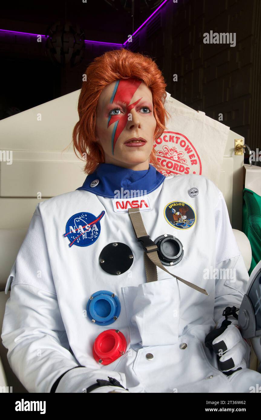 Figurine à la cire de David Bowie sous le couvert de Ziggy Stardust, portant un costume spatial. En exposition dans le magasin Clocktower vinyles Records. Bridport, Dorset, Royaume-Uni. Banque D'Images