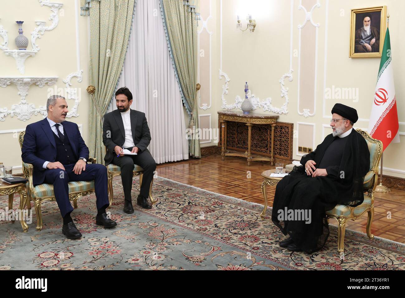 Téhéran, Iran. 23 octobre 2023. Le président iranien EBRAHIM RAISI (à droite) rencontre le ministre turc des Affaires étrangères HAKAN FIDAN (image de crédit : © Présidence iranienne via ZUMA Press Wire) POUR USAGE ÉDITORIAL SEULEMENT! Non destiné à UN USAGE commercial ! Banque D'Images