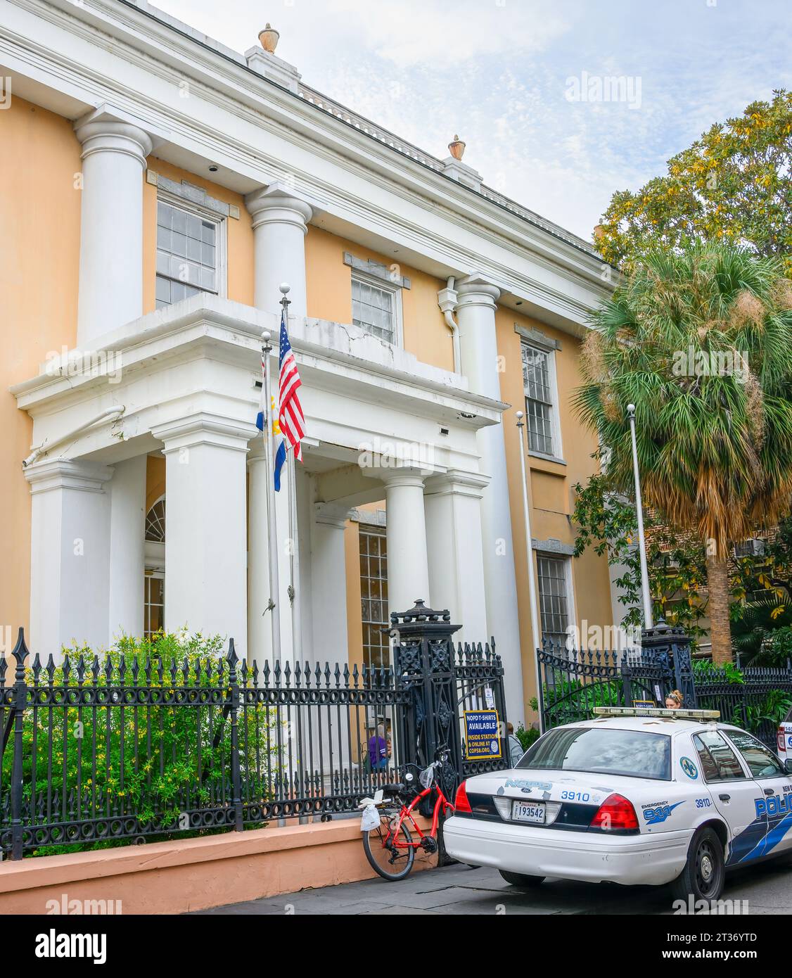 LA NOUVELLE-ORLÉANS, LA, États-Unis - 22 OCTOBRE 2023 : vue inclinée du poste de police du 8e district avec une voiture de brigade sur Royal Street dans le quartier français Banque D'Images