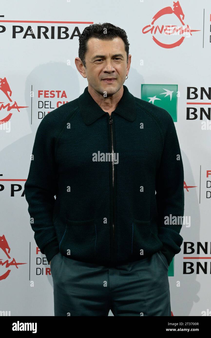 Actualités - Photocall du film I Leoni di Sicilia 18e Festival du film de Rome Vinicio Marchioni assiste au photocall du film I Leoni di Sicilia lors du 18e Festival du film de Rome à l'Auditorium Parco Della Musica le 23 octobre 2023 à Rome, Italie. Auditorium de Rome Parco Della Musica Italie Copyright : xFabrizioxCorradettix/xLiveMediax LPN_1100148 crédit : Imago/Alamy Live News Banque D'Images