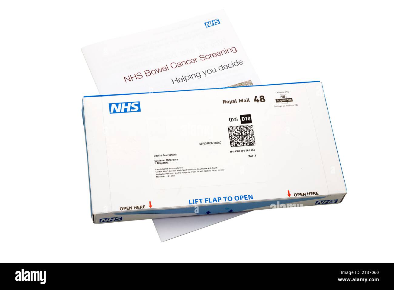 NHS soumettant un kit pour les personnes de plus de 60 / soixante ans à soumettre un caca / excrément / fèces pris à la maison pour un test de dépistage du cancer de l'intestin. ROYAUME-UNI. (136) Banque D'Images