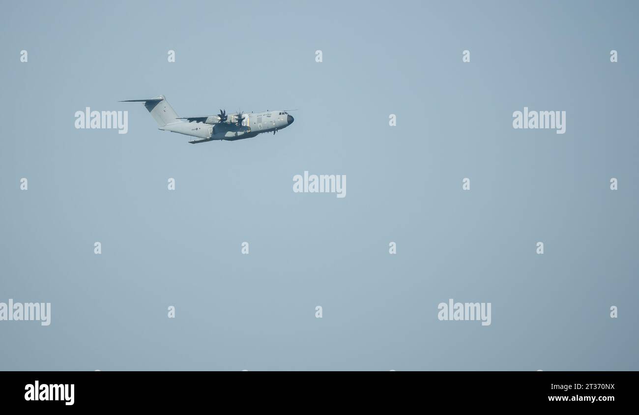 ZM401 RAF Royal Air Force Airbus A400M Atlas avion de cargaison militaire sur un parachute de cargaison de chute au-dessus de Wiltshire Royaume-Uni Banque D'Images