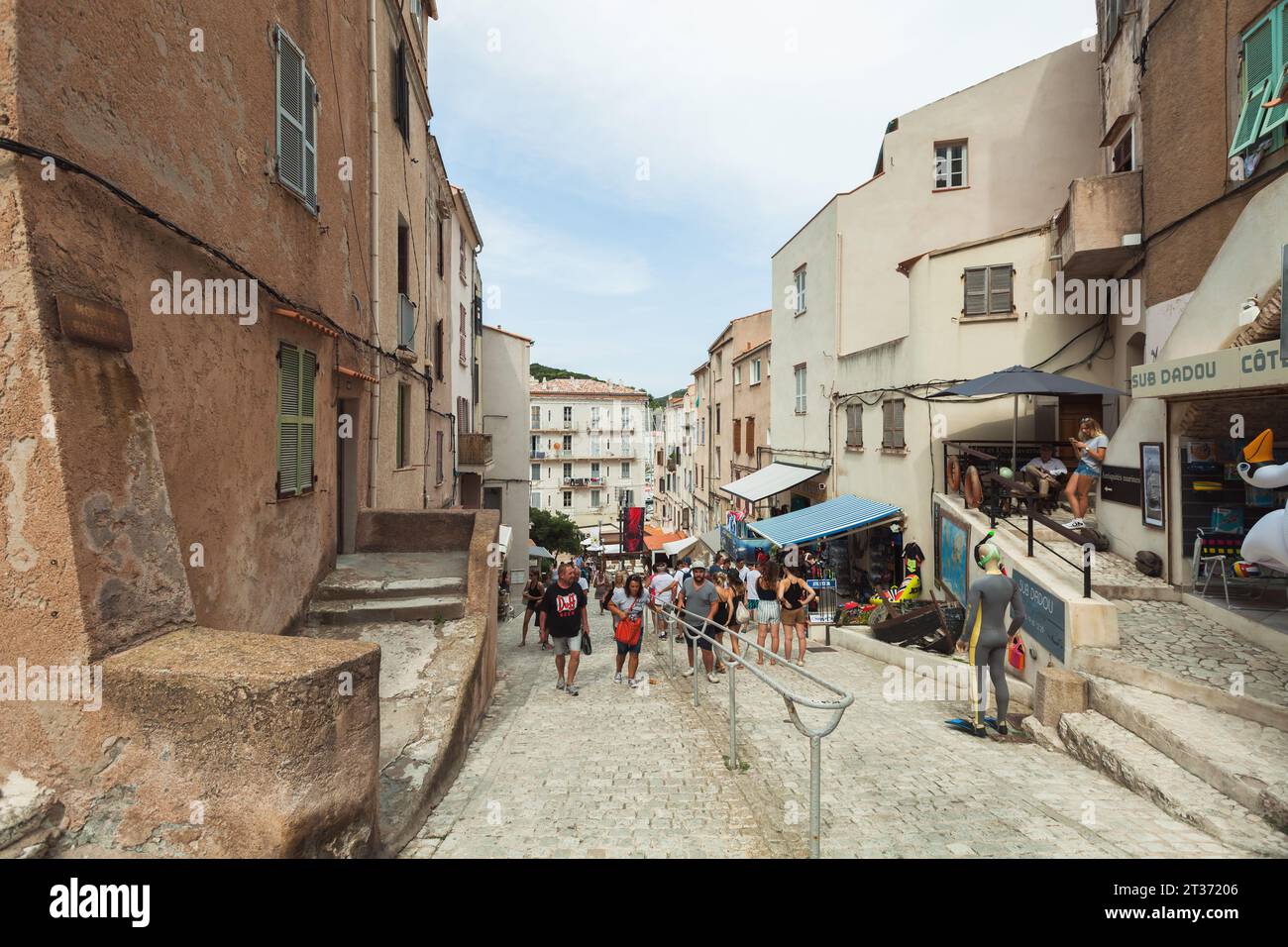 Bonifacio, France - 22 août 2018 : vue sur la rue en été avec des gens marchant dans la rue de la petite station portuaire ville de Corse Banque D'Images