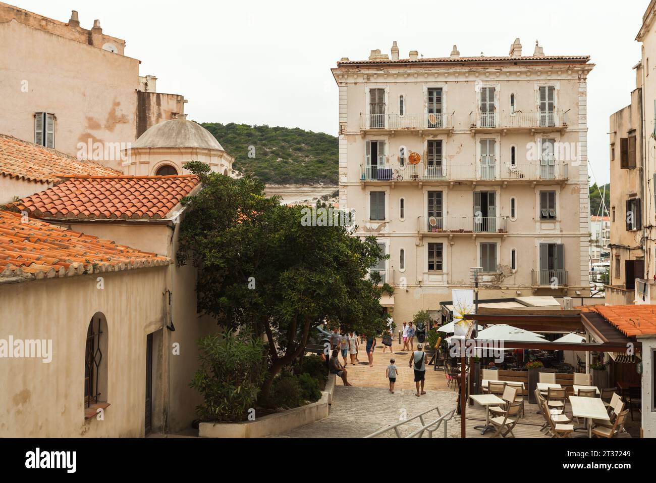 Bonifacio, France - 22 août 2018 : vue de rue d'été de la petite station portuaire ville de Corse, les gens ordinaires marchent dans la rue Banque D'Images
